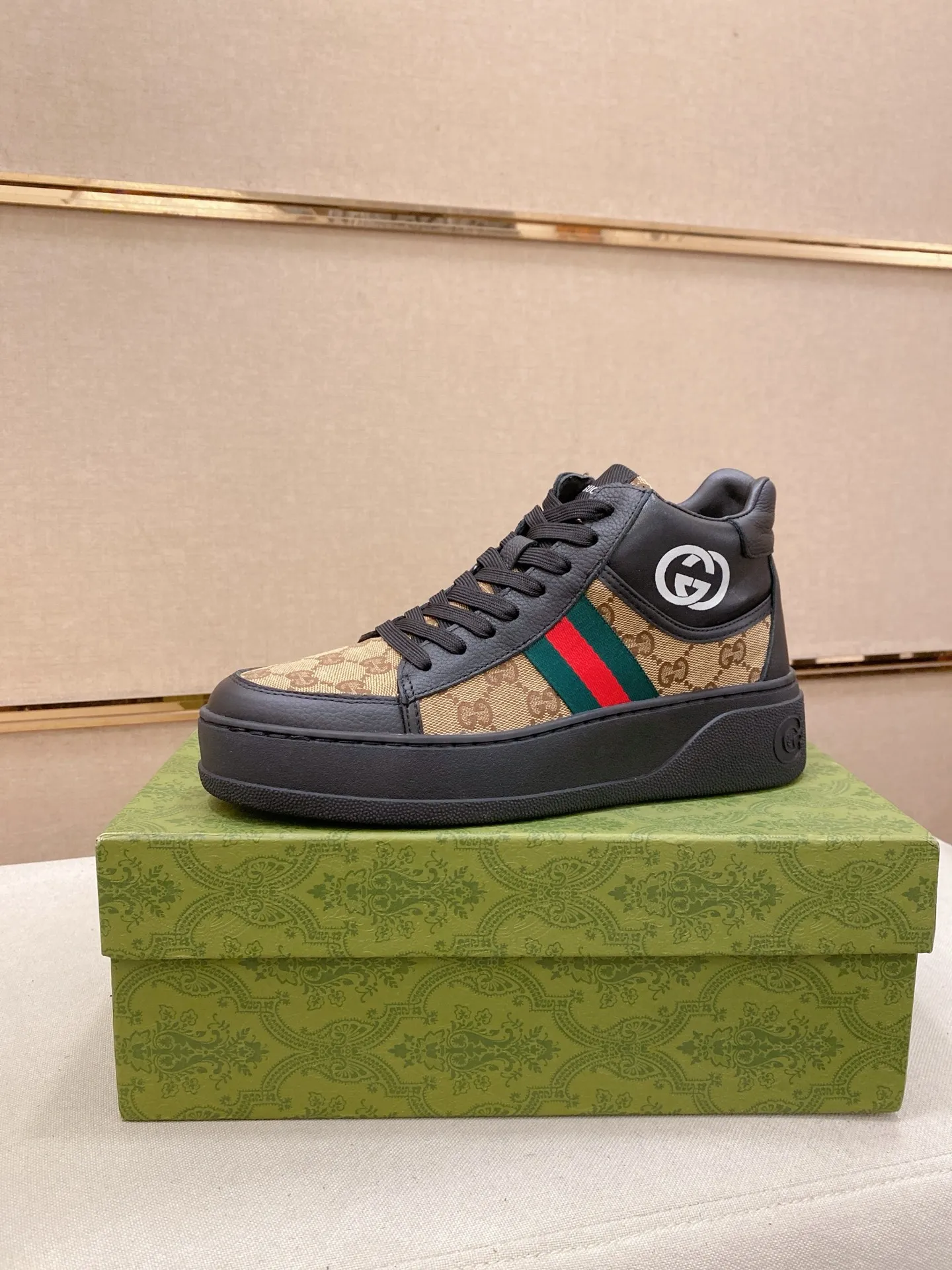 Factory price: 442💰 (GUCCI) The latest model from the official website🎁🎁Casual and fashionable men's shoes👟, hot style💥The style is simple and elegant, exclusive for trendy men. Unique official website's latest brand elements👑original Gucci decoration, fashionable and generous, the fabric is original cowhide ✅sheepskin lining, the official website specifies wear-resistant casual outsole, the classic model is taken in kind at the counter🎬38-44 (can be customized for 45 non-refundable)